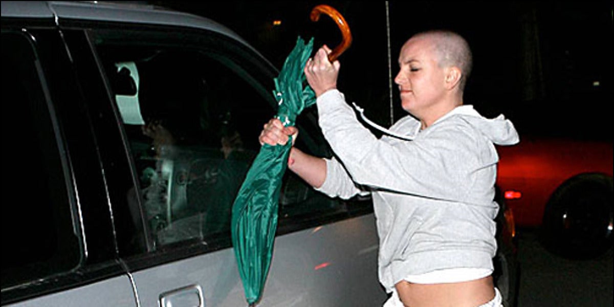 Britney Spears agrediendo a un fotógrafo con un paraguas