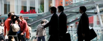 Empresarios caminan por una calle en Tokio (Jap&oacute;n)