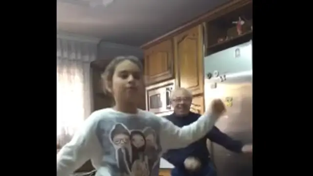 Alexia baila 'Despacito' ajena a que su abuelo le está siguiendo el ritmo a sus espaldas