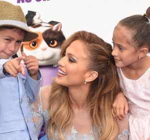 Jennifer Lopez con sus hijos Maximillian y Emme Jennifer Lopez con sus hijos Maximillian y Emme