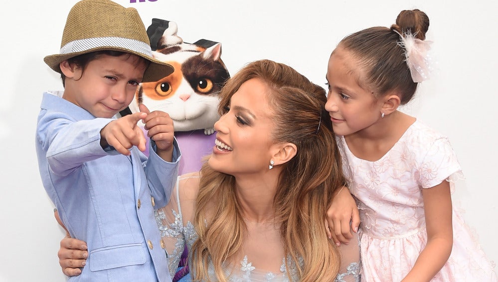 Jennifer Lopez con sus hijos Maximillian y Emme