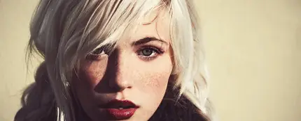 Una modelo con pecas Una modelo con pecas