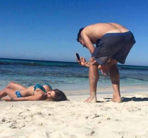 Boyfriends of Instagram se ríe de los novios que hacen cualquier cosa para que su novia tenga una bonita foto Boyfriends of Instagram se ríe de los novios que hacen cualquier cosa para que su novia tenga una bonita foto