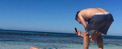 Boyfriends of Instagram se ríe de los novios que hacen cualquier cosa para que su novia tenga una bonita foto Boyfriends of Instagram se ríe de los novios que hacen cualquier cosa para que su novia tenga una bonita foto
