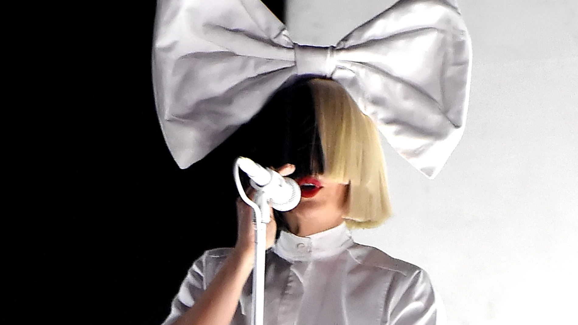Sia durante una de sus actuaciones Sia durante una de sus actuaciones