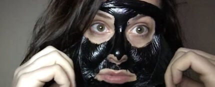 La youtuber intent&aacute;ndose retirar una mascarilla