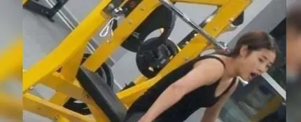 La inexplicable postura de una chica entrenando que está volviendo loca a la red La inexplicable postura de una chica entrenando que está volviendo loca a la red