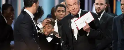 Warren Beatty muestra el resultado del Óscar a la mejor película Warren Beatty muestra el resultado del Óscar a la mejor película