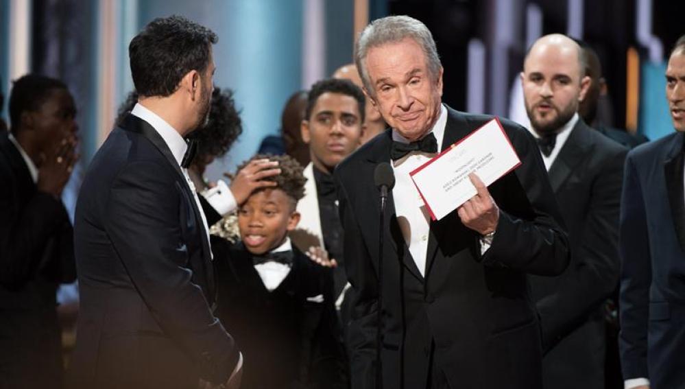 Warren Beatty muestra el resultado del Óscar a la mejor película