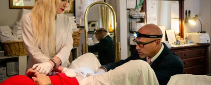 El creador de la inyección, Charles Runels, poniendo el tratamiento a una de sus pacientes. El creador de la inyección, Charles Runels, poniendo el tratamiento a una de sus pacientes.