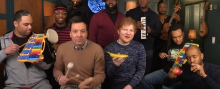 Ed Sheeran con Jimmy Fallon y The Roots