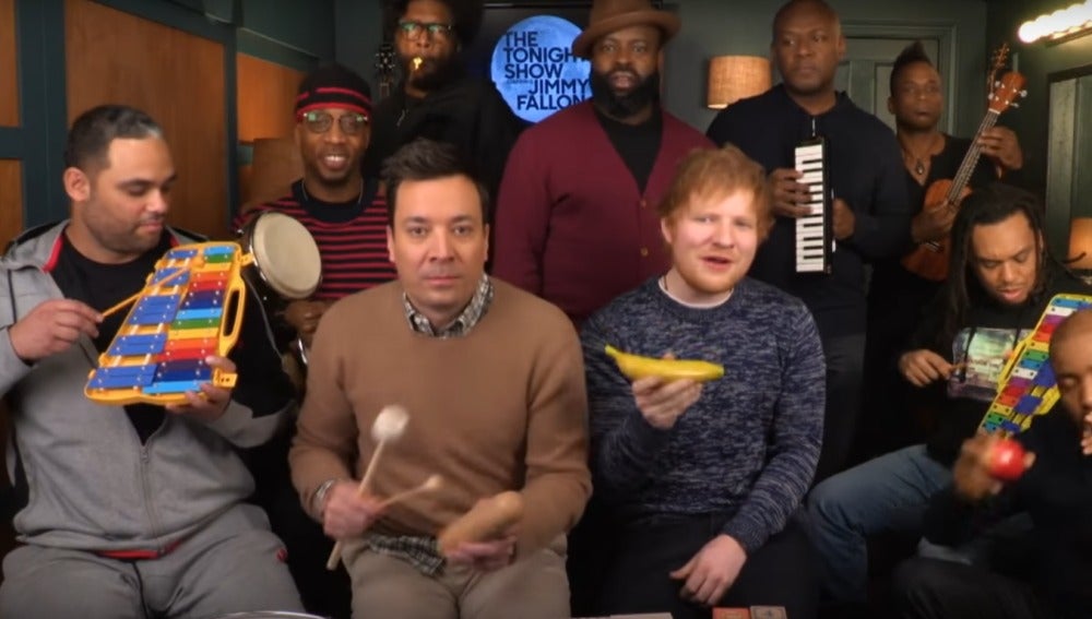 Ed Sheeran con Jimmy Fallon y The Roots