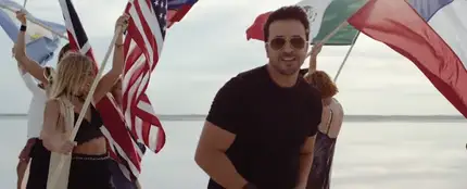 Luis Fonsi en el tema Wave Your Flag Luis Fonsi en el tema Wave Your Flag