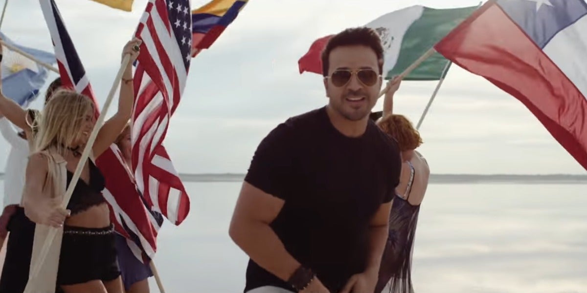 Luis Fonsi en el tema Wave Your Flag