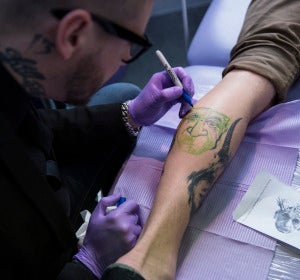 Un tatuador en pleno proceso creativo Un tatuador en pleno proceso creativo