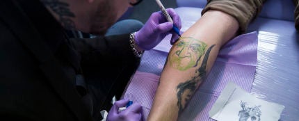 Un tatuador en pleno proceso creativo