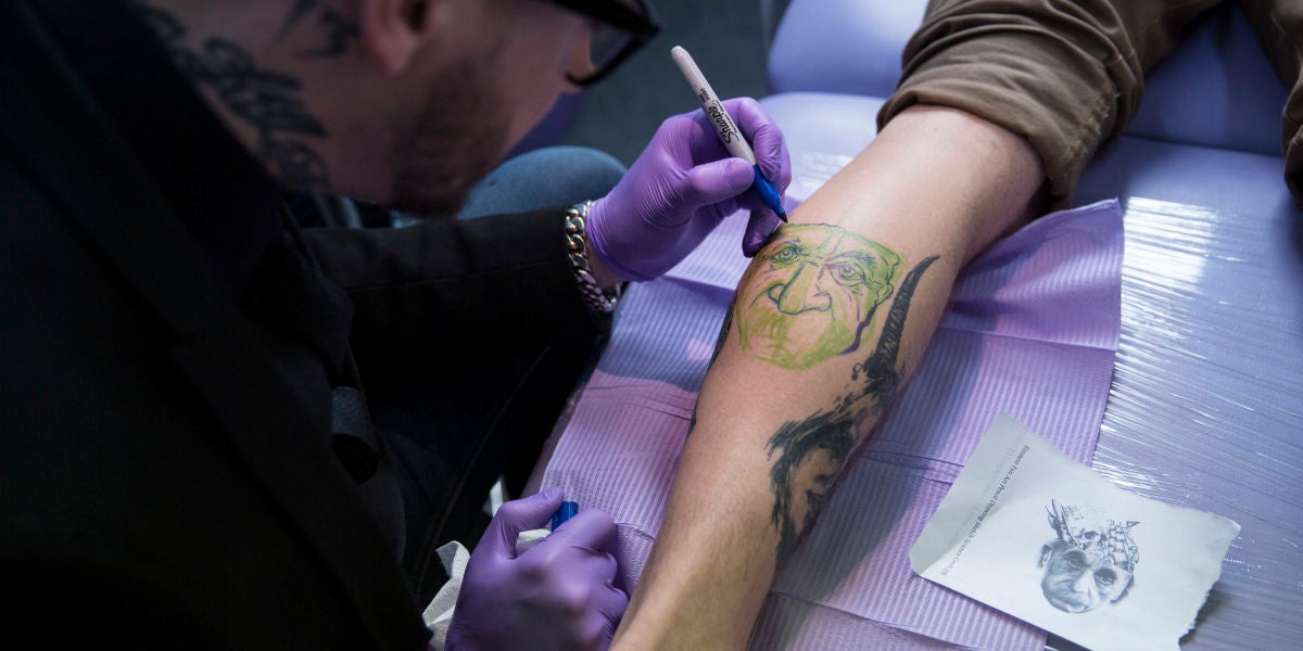 Un tatuador en pleno proceso creativo