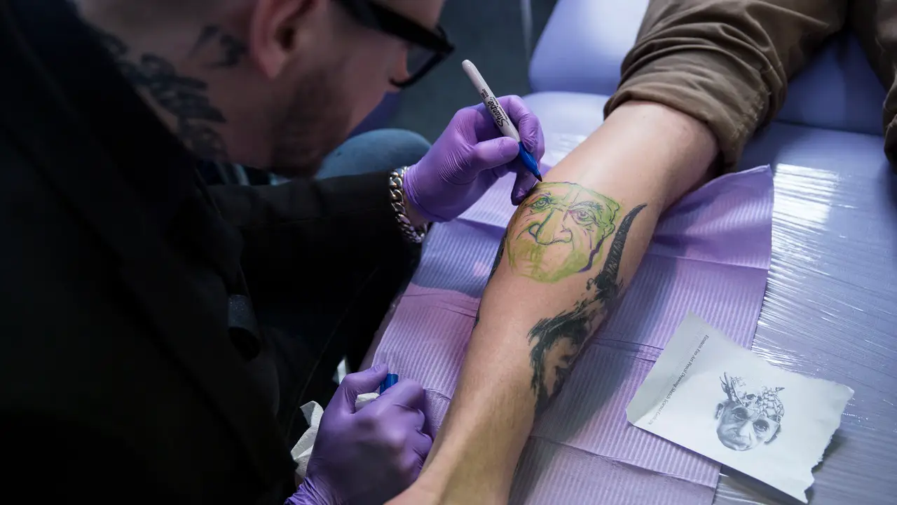 Un tatuador en pleno proceso creativo Un tatuador en pleno proceso creativo