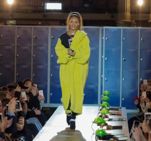 Rihanna en un desfile en París Rihanna en un desfile en París