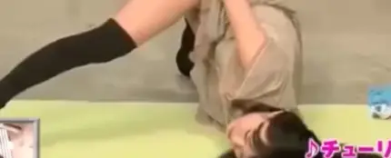 La impresionante habilidad de una chica para tocar la flauta con sus partes íntimas La impresionante habilidad de una chica para tocar la flauta con sus partes íntimas