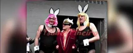El cura de un pueblo de Pontevedra se disfraza de magnate del imperio Playboy El cura de un pueblo de Pontevedra se disfraza de magnate del imperio Playboy