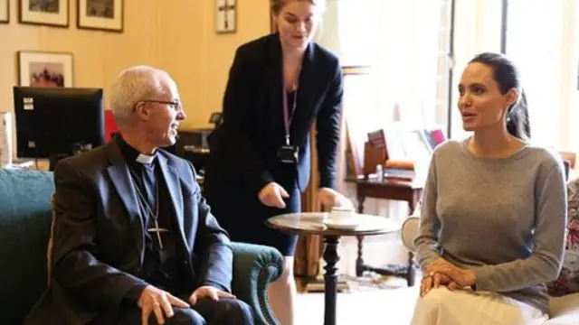 Angelina Jolie, sin sujetador, en una reunión con el arzobispo de Canterbury