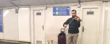 Un músico tocando a violín 'Despacito' en el metro de Madrid Un músico tocando a violín 'Despacito' en el metro de Madrid