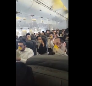 Avión lleno de judíos rezan y cantan durante una emergencia Avión lleno de judíos rezan y cantan durante una emergencia