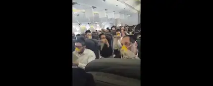 Avión lleno de judíos rezan y cantan durante una emergencia Avión lleno de judíos rezan y cantan durante una emergencia