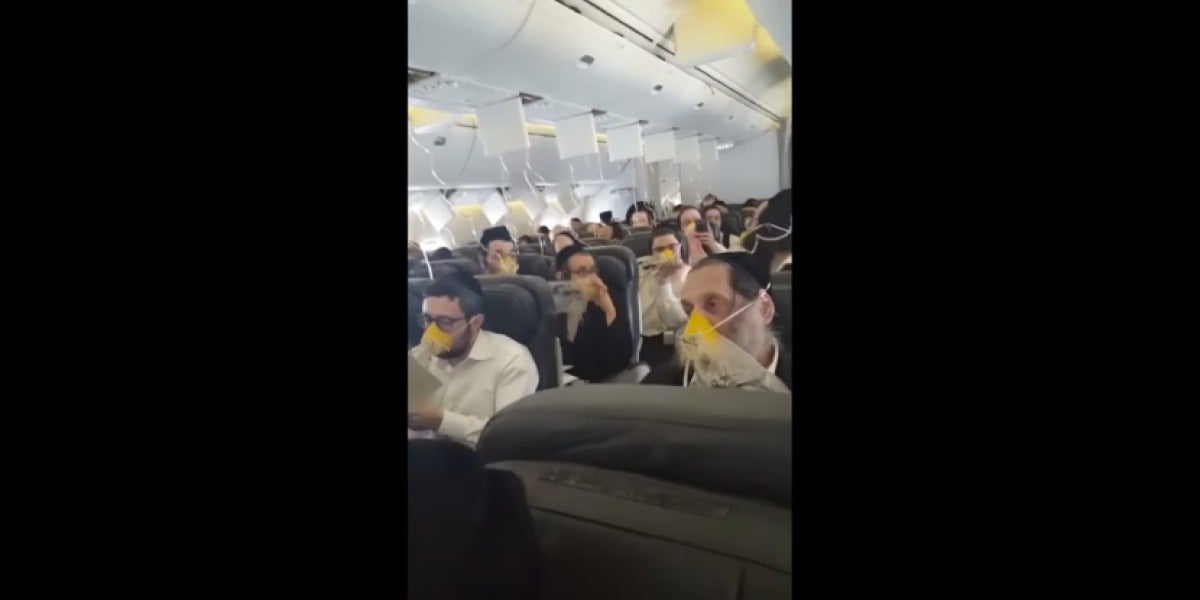 Avión lleno de judíos rezan y cantan durante una emergencia
