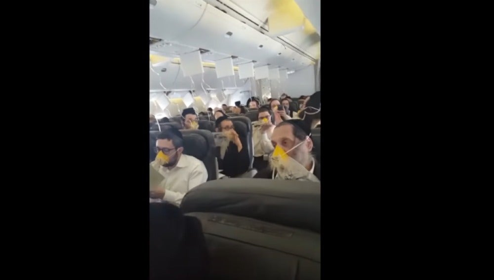 Avión lleno de judíos rezan y cantan durante una emergencia
