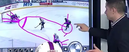 Quería dibujar una jugada de hockey y acaba dibujando un pene en directo Quería dibujar una jugada de hockey y acaba dibujando un pene en directo