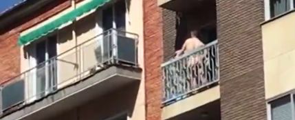 Pillan a una pareja practicando sexo en un balcón