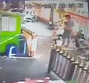 La policía busca a un hombre que raja los asientos de las motos para tener sexo con ellas La policía busca a un hombre que raja los asientos de las motos para tener sexo con ellas