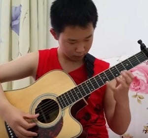 El talento de un niño de 12 años para tocar 'Thunderstruck', de ACDC El talento de un niño de 12 años para tocar 'Thunderstruck', de ACDC