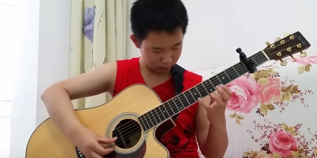 El talento de un niño de 12 años para tocar 'Thunderstruck', de ACDC