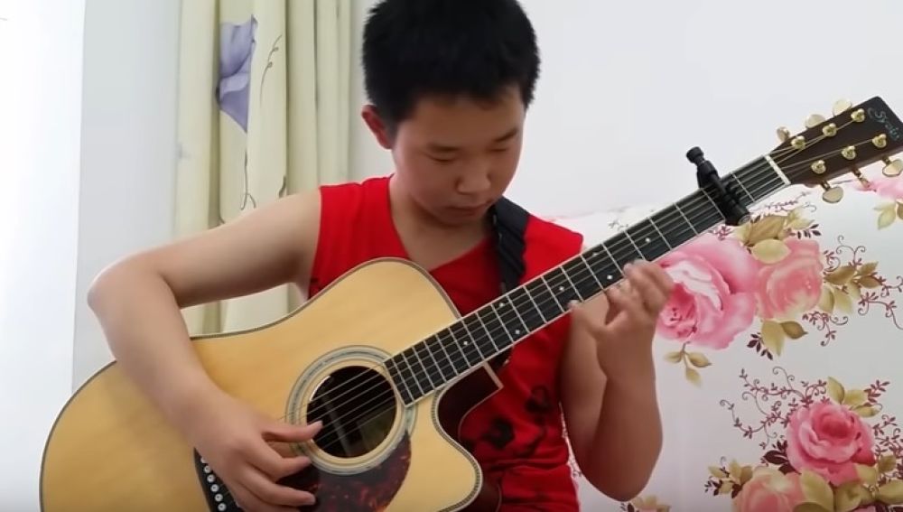El talento de un niño de 12 años para tocar 'Thunderstruck', de ACDC