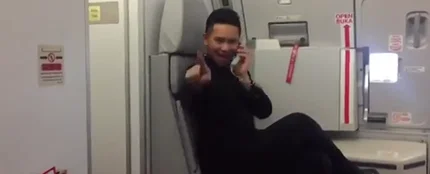 Frame 11.676812 de: Un azafato de vuelo recrea el videoclip de 'Toxic' de Britney Spears Frame 11.676812 de: Un azafato de vuelo recrea el videoclip de 'Toxic' de Britney Spears