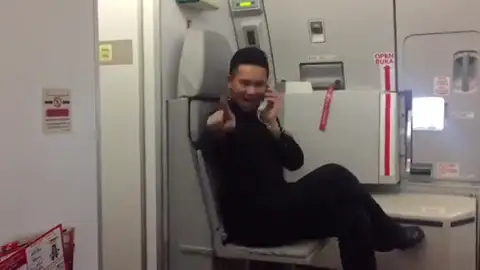 Frame 11.676812 de: Un azafato de vuelo recrea el videoclip de 'Toxic' de Britney Spears Frame 11.676812 de: Un azafato de vuelo recrea el videoclip de 'Toxic' de Britney Spears
