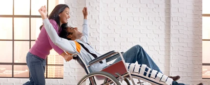 Un hombre en silla de ruedas Un hombre en silla de ruedas