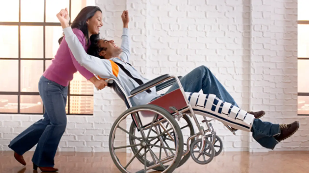 Un hombre en silla de ruedas Un hombre en silla de ruedas