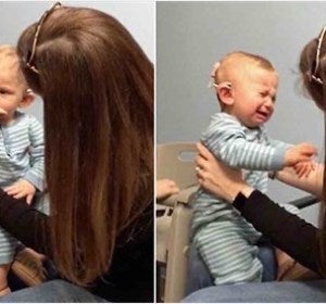 Un bebé sordo llora al escuchar por primera vez la voz de su madre Un bebé sordo llora al escuchar por primera vez la voz de su madre