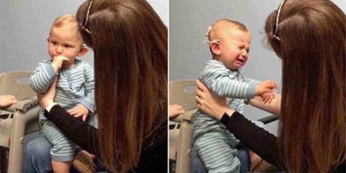 Un bebé sordo llora al escuchar por primera vez la voz de su madre