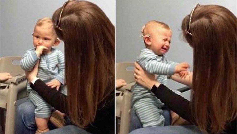 Un bebé sordo llora al escuchar por primera vez la voz de su madre