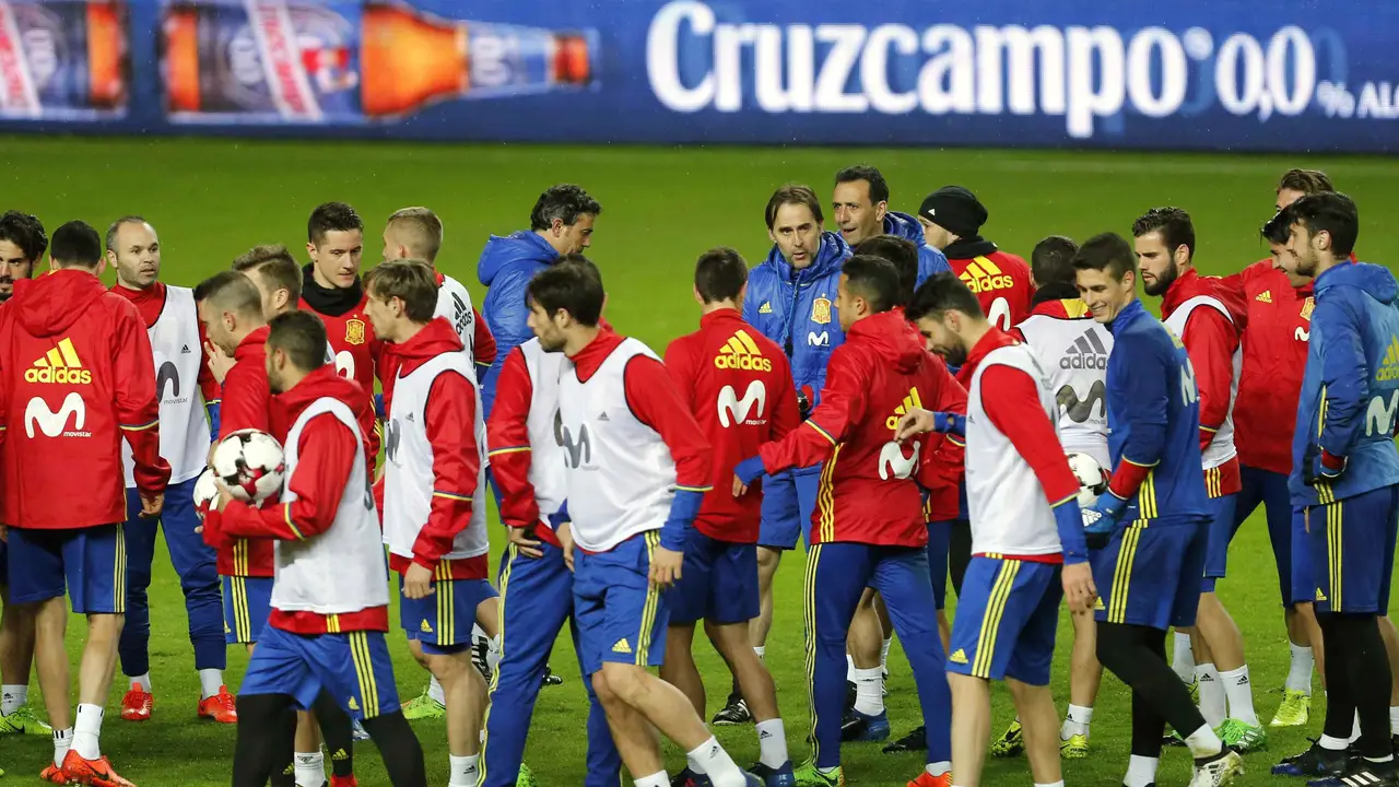 La Selección Española se entrena en El Molinón. La Selección Española se entrena en El Molinón.