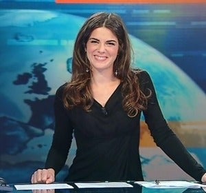 La presentadora del canal TG5 de la televisión Italiana, Constanza Calabrese La presentadora del canal TG5 de la televisión Italiana, Constanza Calabrese