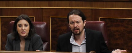 El secretario general de Podemos, Pablo Iglesias, junto a la portavoz del grupo Irene Montero