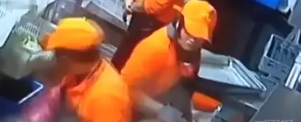 Lanza agua hirviendo a su compañera Lanza agua hirviendo a su compañera