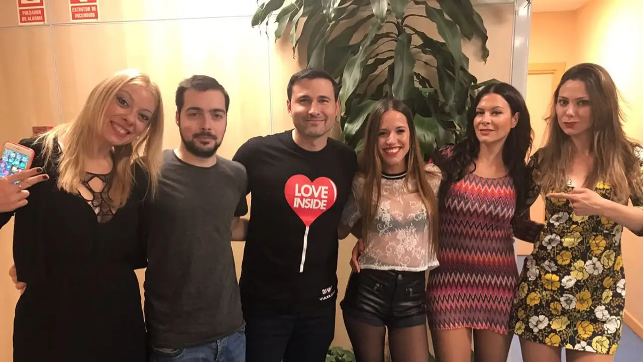 DJ Valdi y Andrea Dawson con el equipo de Ponte a Prueba DJ Valdi y Andrea Dawson con el equipo de Ponte a Prueba