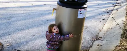 La pequeña Rayna abrazando a su amigo "robot" La pequeña Rayna abrazando a su amigo "robot"